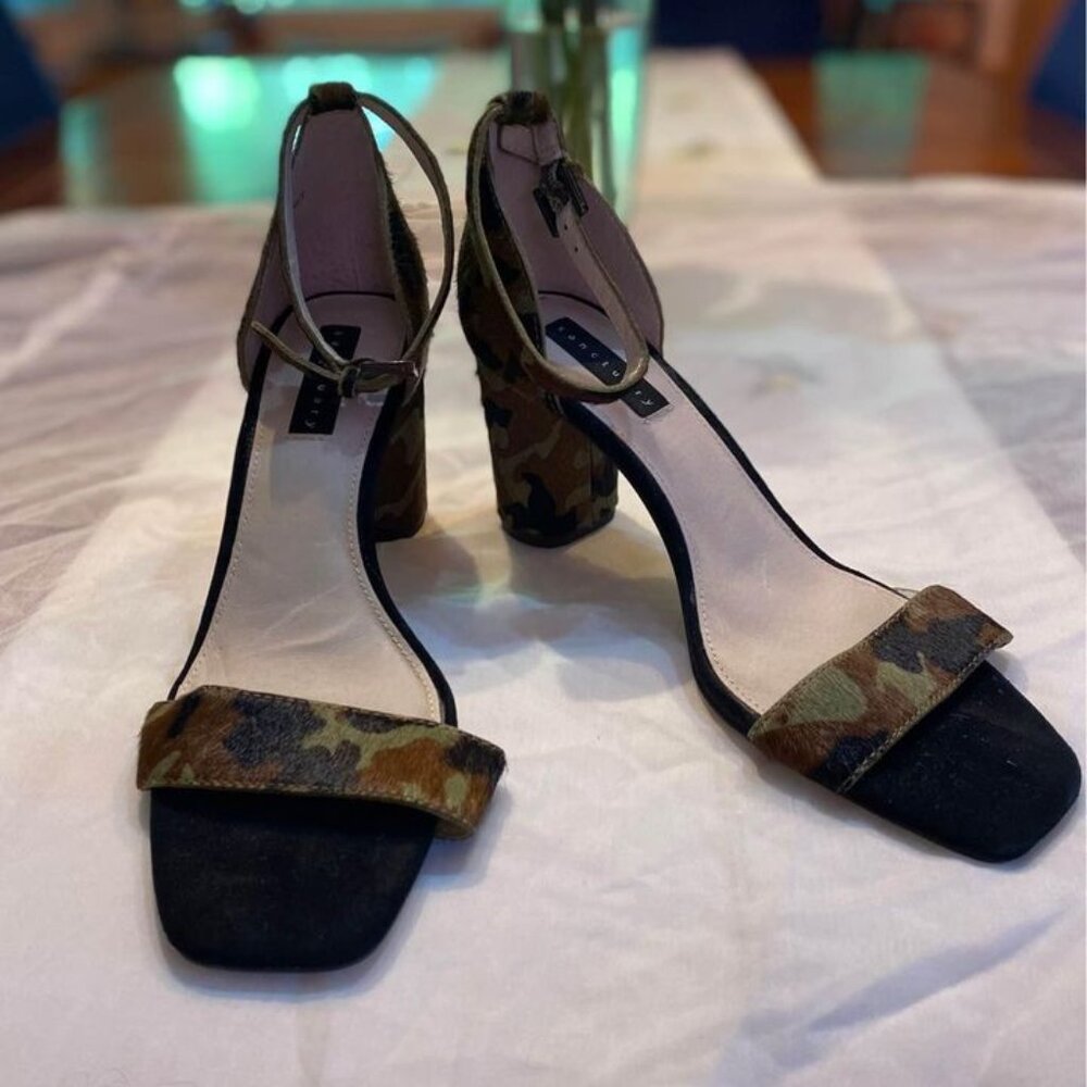 Sanctuary camo 3” block heel with ankle strap Women’s size 9
